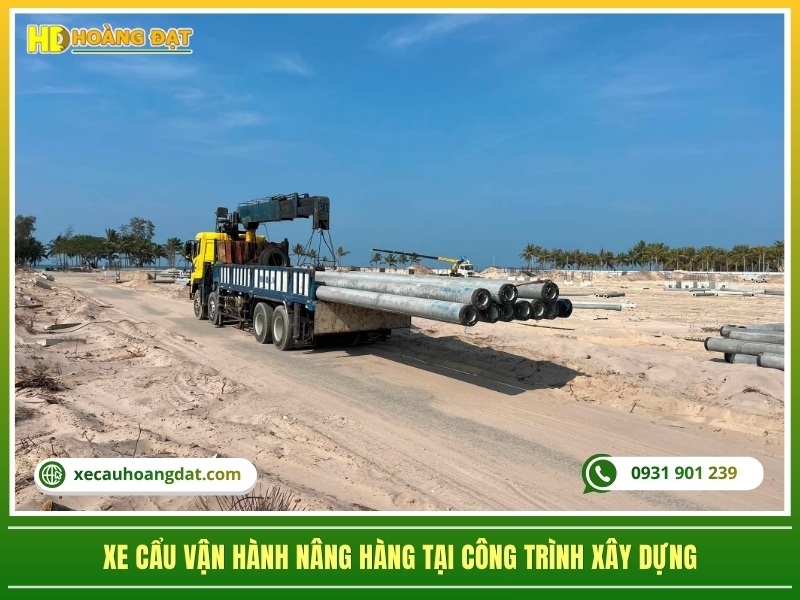 xe cẩu đang vận hành nâng hàng tại công trình xây dựng 1 ca 8 tiếng