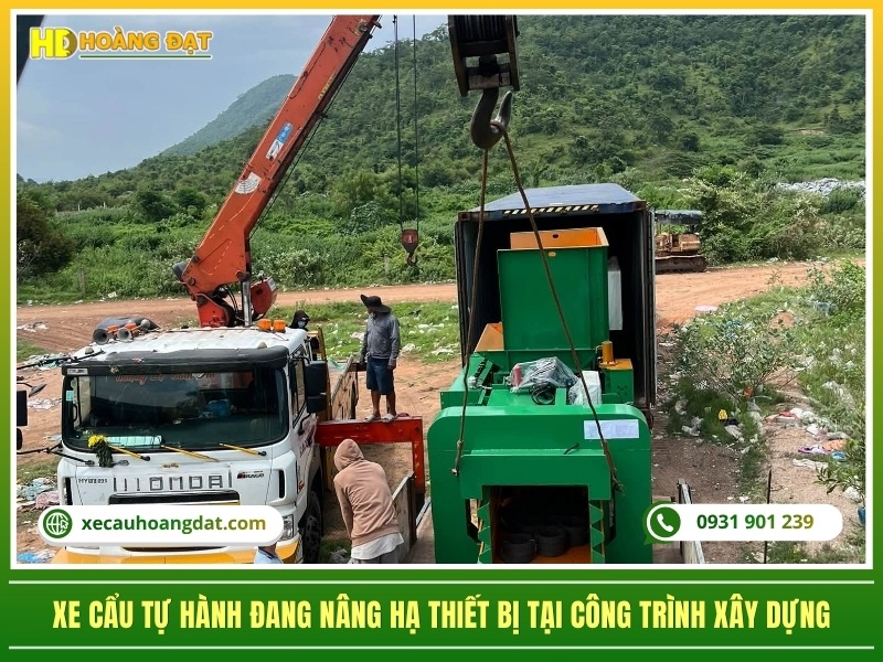 xe cẩu tự hành đang nâng hạ thiết bị tại công trình xây dựng