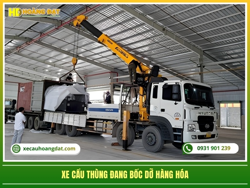 xe cẩu thùng đang bốc dỡ hàng hóa
