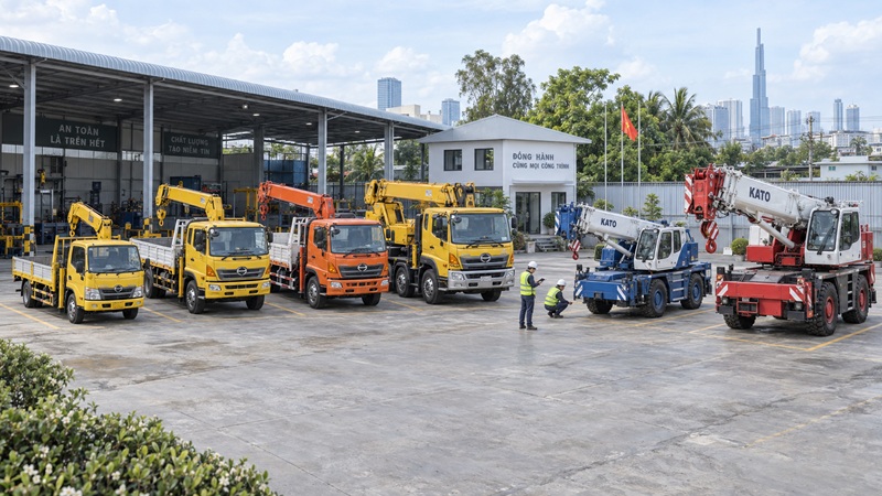 các loại xe cẩu thùng và xe cẩu Kato đỗ tại bãi xe