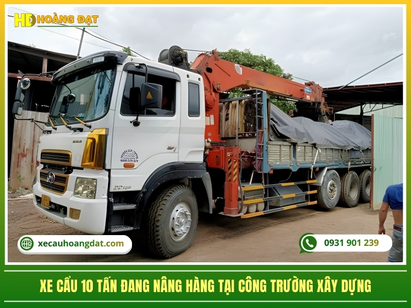 xe cẩu 10 tấn đang nâng hàng tại công trường xây dựng
