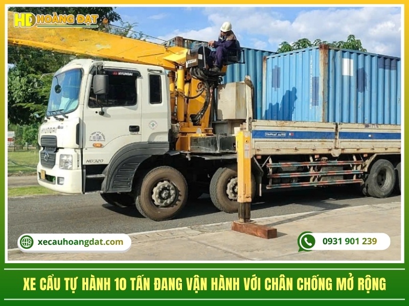 xe cẩu tự hành 10 tấn đang vận hành với chân chống mở rộng"