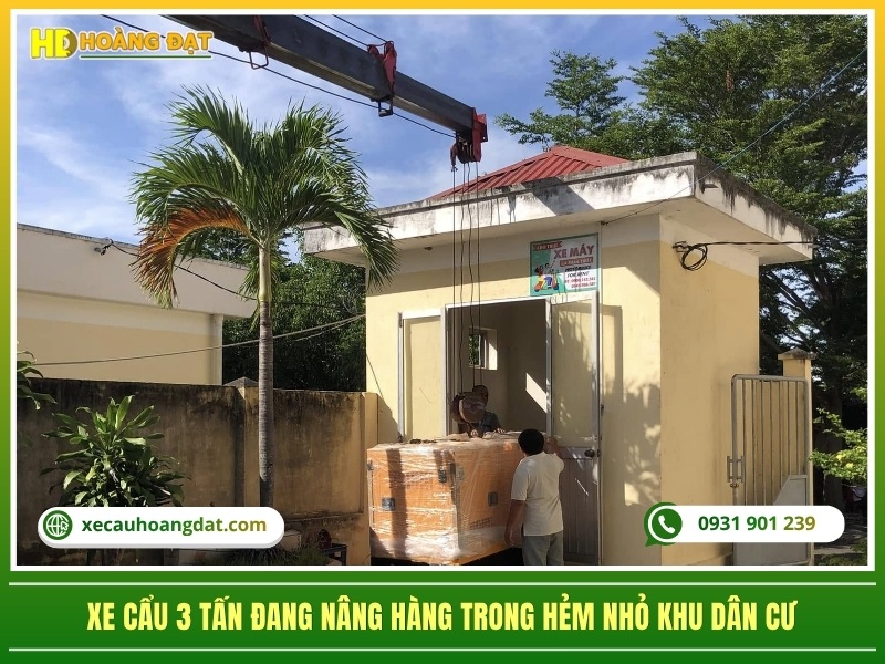 xe cẩu 3 tấn đang nâng hàng trong hẻm nhỏ khu dân cư