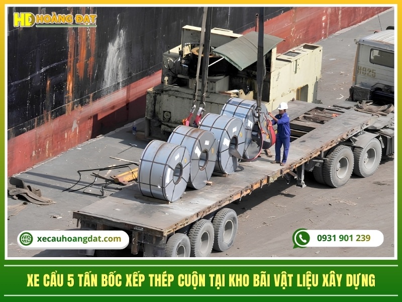 xe cẩu 5 tấn bốc xếp thép cuộn tại kho bãi vật liệu xây dựng