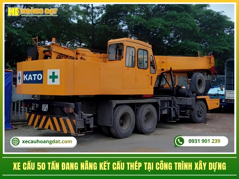 xe cẩu 50 tấn đang nâng kết cấu thép tại công trình xây dựng