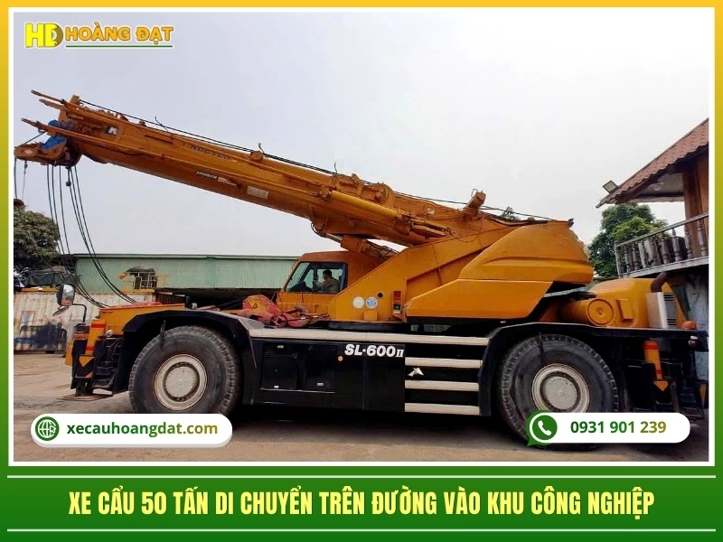 xe cẩu 50 tấn di chuyển trên đường vào khu công nghiệp