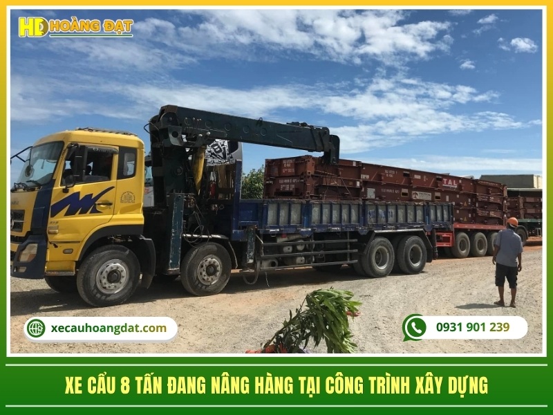 xe cẩu 8 tấn gắn trên xe tải đang nâng hàng tại công trình xây dựng
