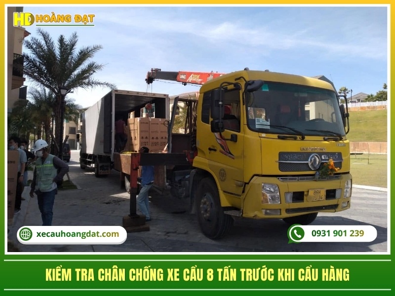kiểm tra chân chống xe cẩu 8 tấn trước khi cẩu hàng