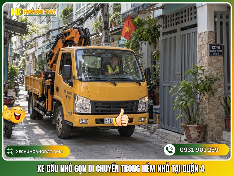 xe cẩu nhỏ gọn di chuyển trong hẻm nhỏ tại Quận 4